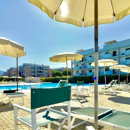Isa-Apartments 4 Beds In Residence With Swimming-Pool In San Vincenzo, Just 600 Meters From The Sea Εξωτερικό φωτογραφία