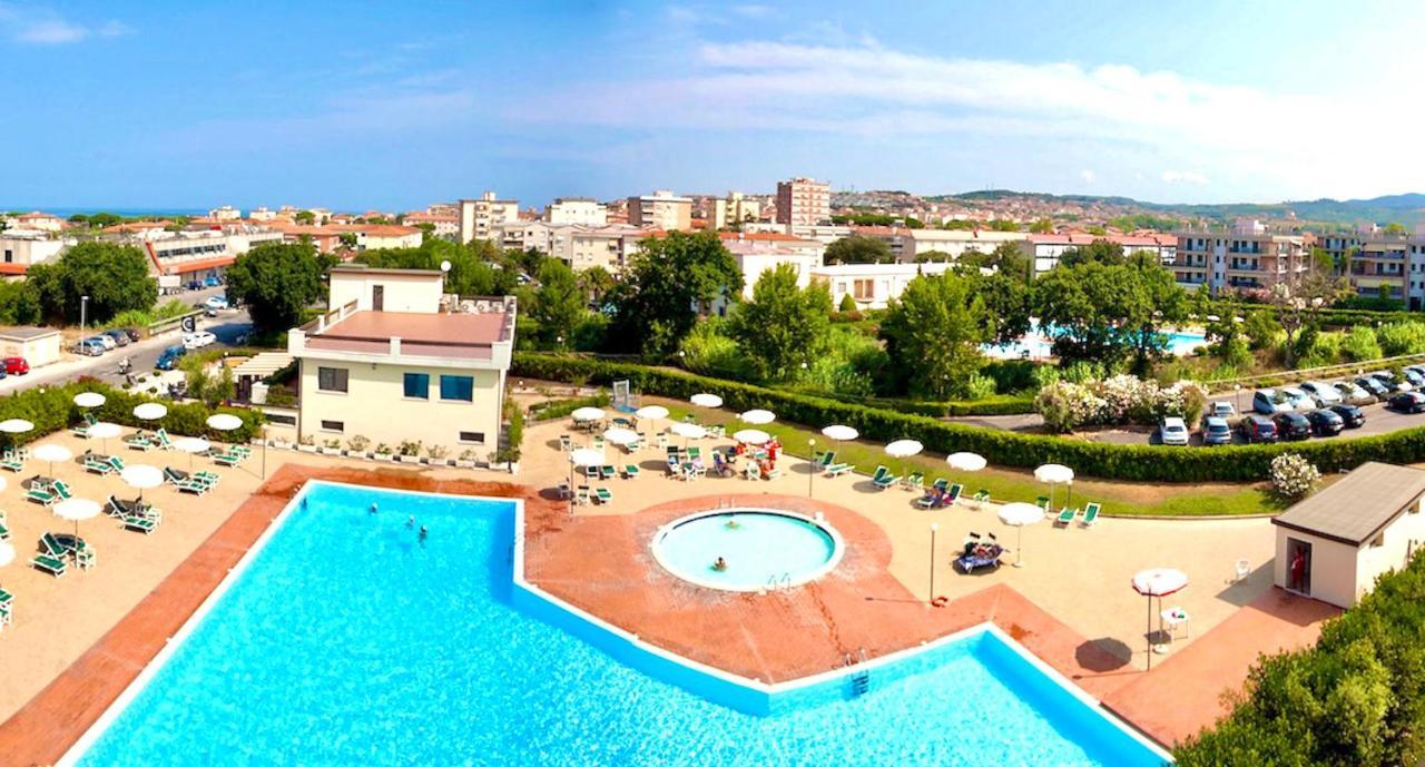 Isa-Apartments 4 Beds In Residence With Swimming-Pool In San Vincenzo, Just 600 Meters From The Sea Εξωτερικό φωτογραφία